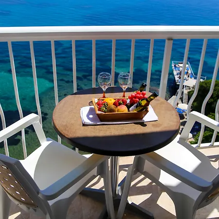 Oasis 3* Perama