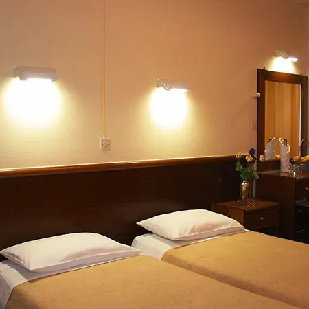 Oasis 3* Perama